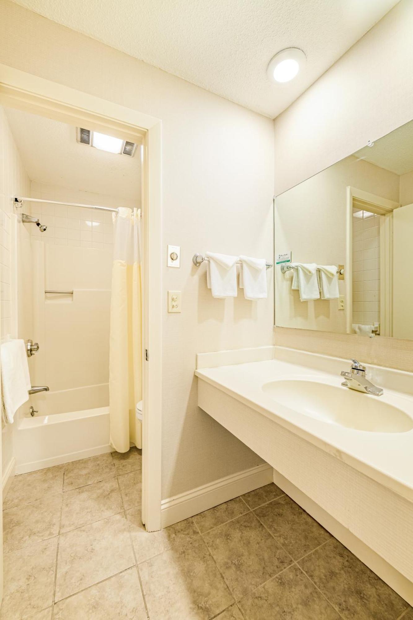 Town & Country Inn & Resort Горем Экстерьер фото